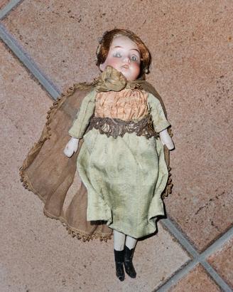 Bambola dell'800 con vestiti dell'epoca e capelli