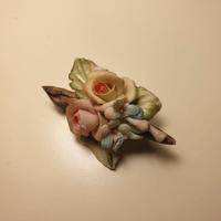 Spilla in ceramica con mazzo di fiori