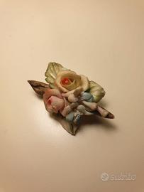 Spilla in ceramica con mazzo di fiori
