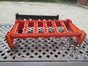 portabottiglie in plastica arancione 