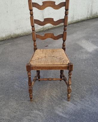 Sedia rustica “a scaletta” in legno