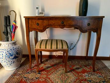 Consolle in stile con sgabello abbinato