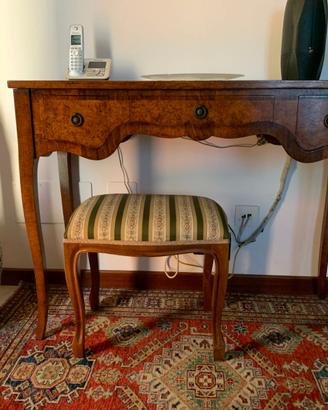 Consolle in stile con sgabello abbinato