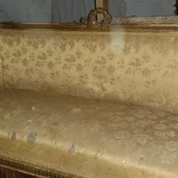 divanetto stile veneziano con 3 sedie