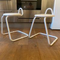 Due sgabelli bianchi