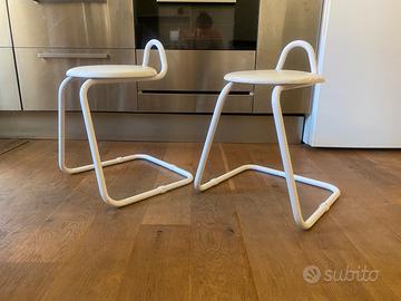 Due sgabelli bianchi