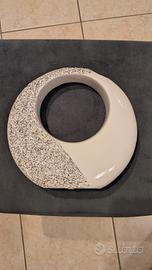 Vaso Scultoreo in Ceramica Bianca e Argento 
