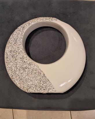 Vaso Scultoreo in Ceramica Bianca e Argento 