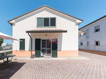 Casa indipendente di 189 m² con 2 locali e box aut