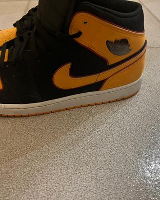 Air Jordan 1 Mid - University Gold / Black