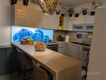 Cucina angolare con penisola laccata lucido