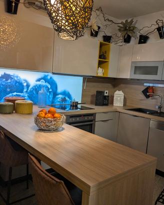 Cucina angolare con penisola laccata lucido