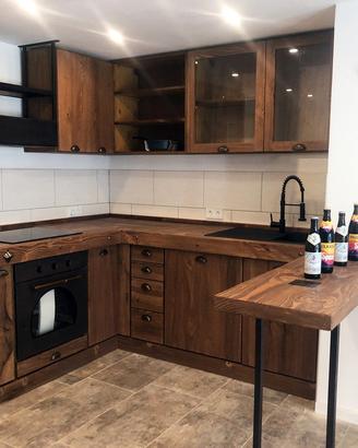 Cucina angolare in legno massello su misura.