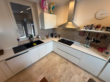 Cucina completa con pianale interamente in quarzo