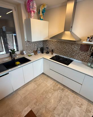 Cucina completa con pianale interamente in quarzo