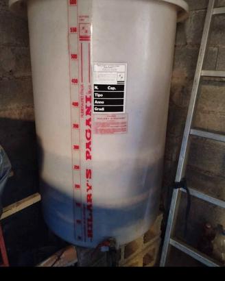 Serbatoio 600 litri per vino