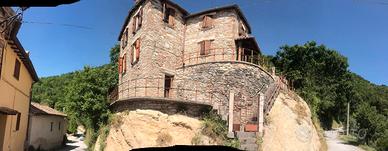 Particolarissima casa in pietra