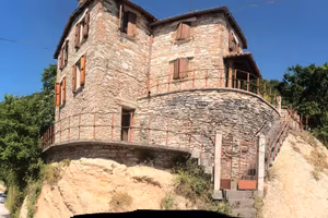 Particolarissima casa in pietra