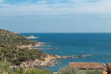 Villasimius, via Maestrale, villa con giardino