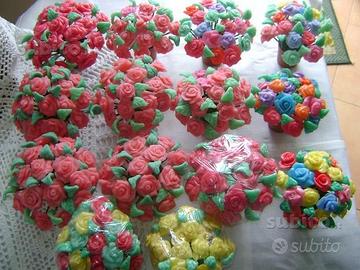 Vasi di rose di vari colori di porcellana fredda