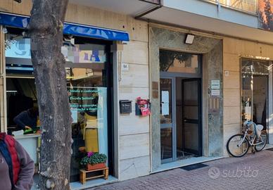 Negozio zona mare Andora libero subito