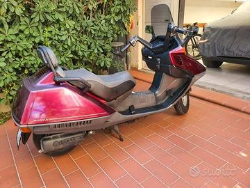 Moto Honda CN 250 colore prugna Anno 2000
