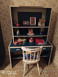 Cameretta con armadio, scrivania e lettini