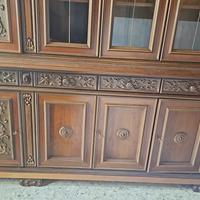 Credenza antica con vetrina