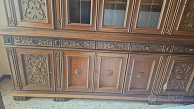 Credenza antica con vetrina