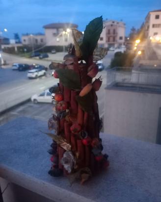 Soprammobile decorato con cannella