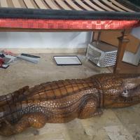 scultura lignea coccodrillo