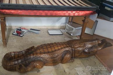scultura lignea coccodrillo