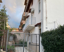 Casa da 2 piani più giardino. Partinico