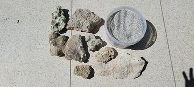 rocce più fondo acquario marino