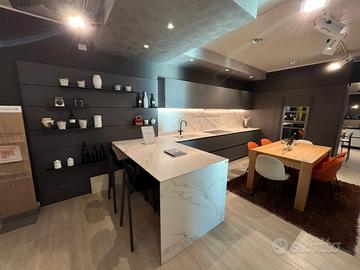 CUCINA IN VETRO CON PENISOLA