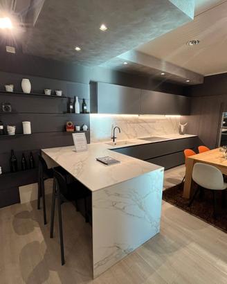 CUCINA IN VETRO CON PENISOLA