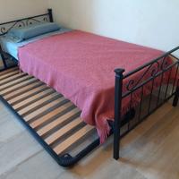 Letto singolo in ferro con rete e materasso