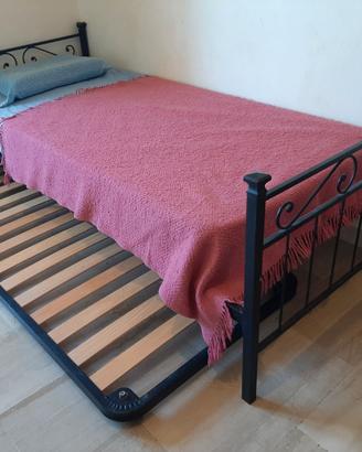 Letto singolo in ferro con rete e materasso