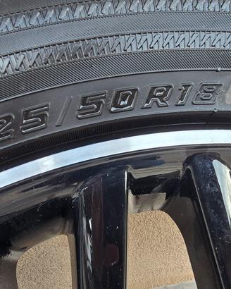 Cerchi originali Toyota compresi di pneumatici. 