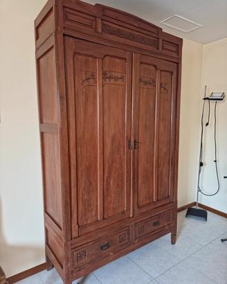 Armadio in legno massiccio