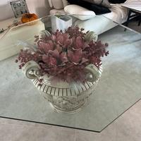 tavolo con anfora e vetro ottagonale