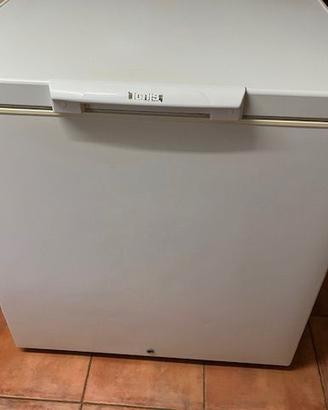 Freezer a pozzetto ben funzionante, come nuovo.
