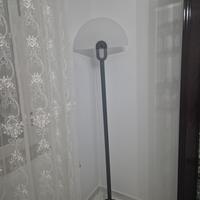 Lampada moderna con paralume in vetro opalino