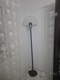 Lampada moderna con paralume in vetro opalino