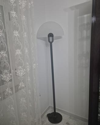Lampada moderna con paralume in vetro opalino