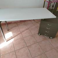 scrivania con cassettiera 