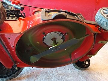 Rasaerba a scoppio a spinta usato una sola volta