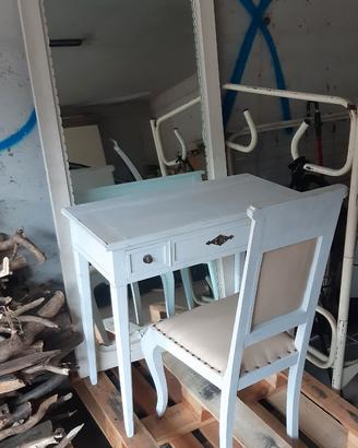 Scrivania con sedia e specchiera