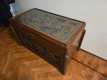 Cassapanca orientale vintage in legno intagliato