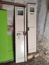portone d'ingresso e finestrone con scure.